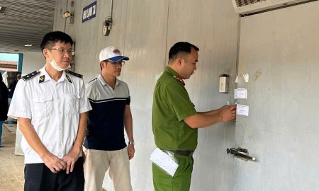 Cơ quan chức năng làm việc tại Công ty Cổ phần Đồ hộp Hạ Long