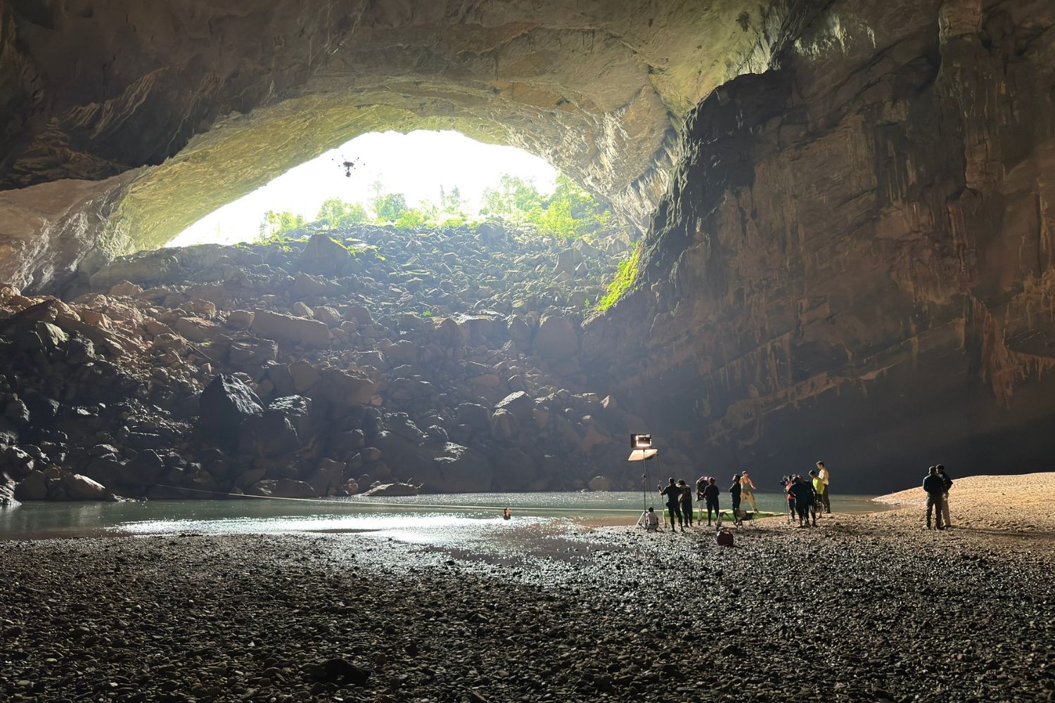 Đoàn làm phim Silaa ghi hình tại Hang Én (Quảng Trị).