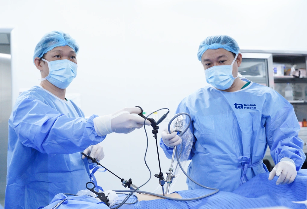 Bác sĩ Cương (trái) và BS.CKI Phạm Thế Anh phẫu thuật nội soi cắt thận trái cho bệnh nhân.