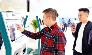 Công nghệ càng hiện đại, vai trò của con người trong dịch vụ công lại càng không thể thiếu. Ảnh minh họa