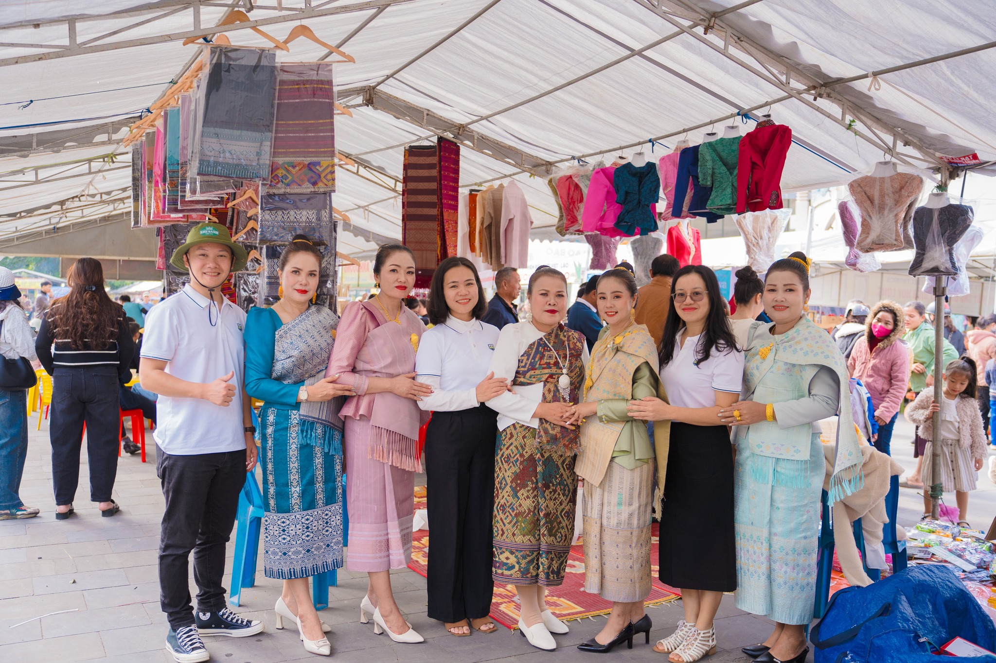 Chợ phiên biên giới Lao Bảo là một hoạt động thương mại và văn hóa đặc sắc tại khu vực biên giới giữa tỉnh Quảng Trị (Việt Nam) và tỉnh Savanakhet (Lào).