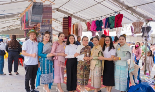 Tết này lên biên giới Lao Bảo dạo phố đêm, khám phá chợ phiên Việt – Lào