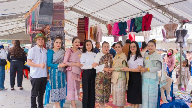 Tết này lên biên giới Lao Bảo dạo phố đêm, khám phá chợ phiên Việt – Lào