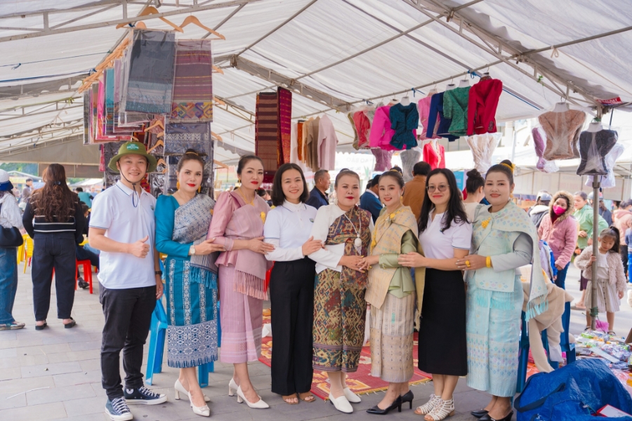 Chợ phiên biên giới Lao Bảo là một hoạt động thương mại và văn hóa đặc sắc tại khu vực biên giới giữa tỉnh Quảng Trị (Việt Nam) và tỉnh Savanakhet (Lào).