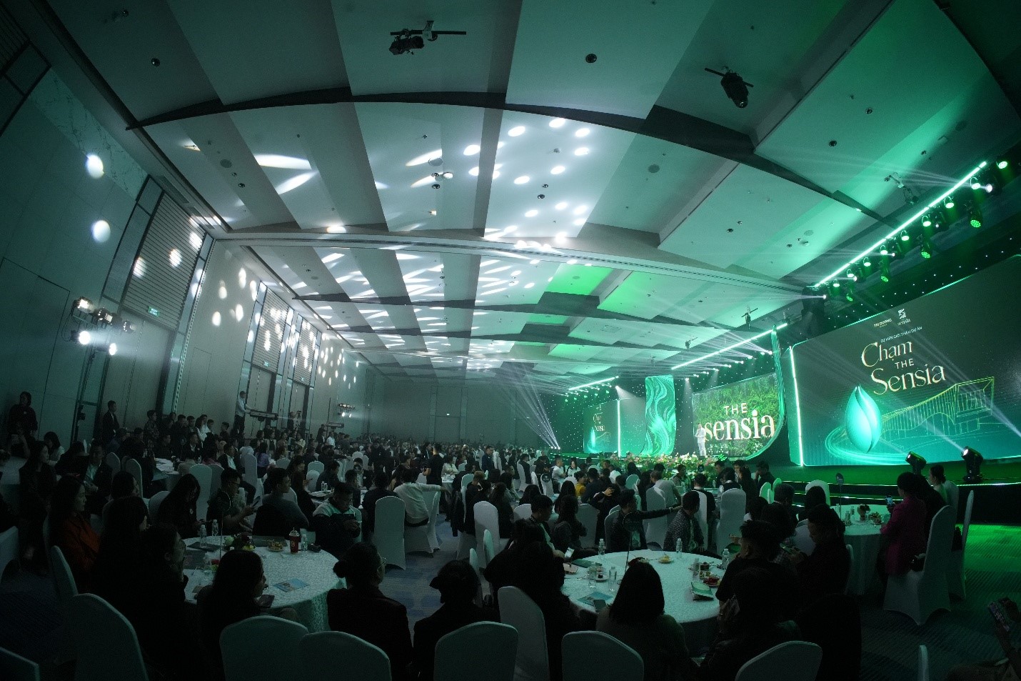 Hình sự kiện hội trường đông người.