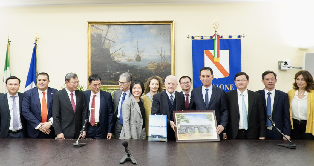 Đoàn công tác của tỉnh Thanh Hóa gặp gỡ đại diện chính quyền vùng Campania, Italia thời điểm năm 2023.