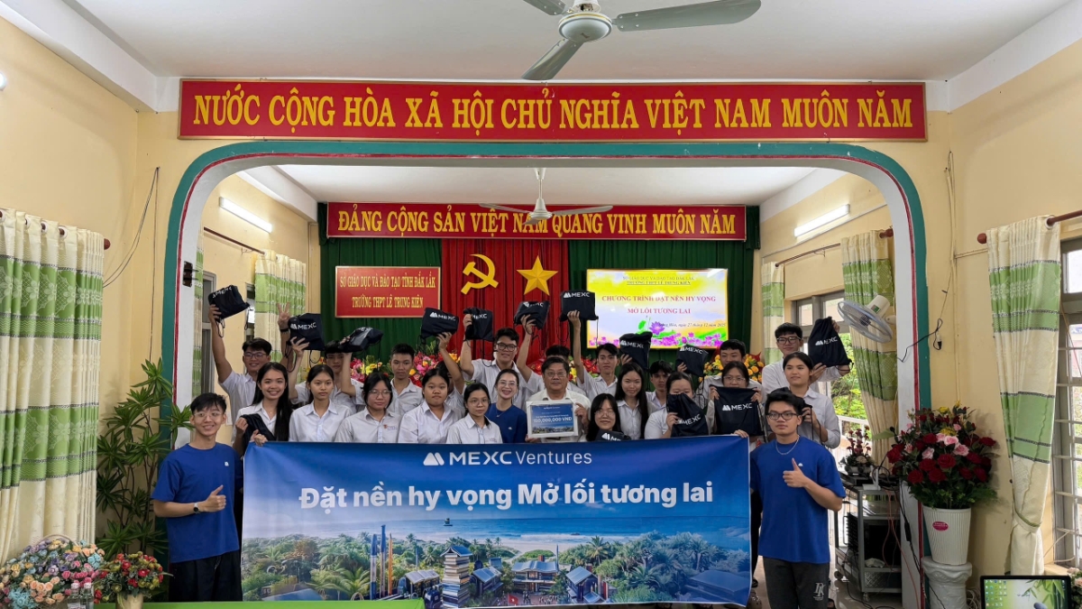 Đại diện MEXC Ventures trao hỗ trợ cơ sở vật chất và đồ dùng học tập cho học sinh sau mưa lũ.