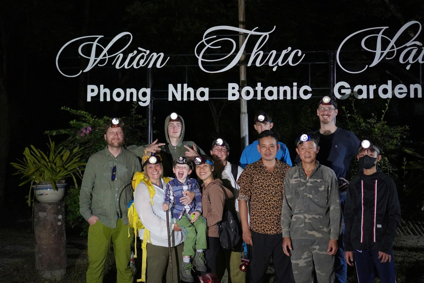 Du khách chuẩn bị tìm hiểu động vật hoang dã về đêm.