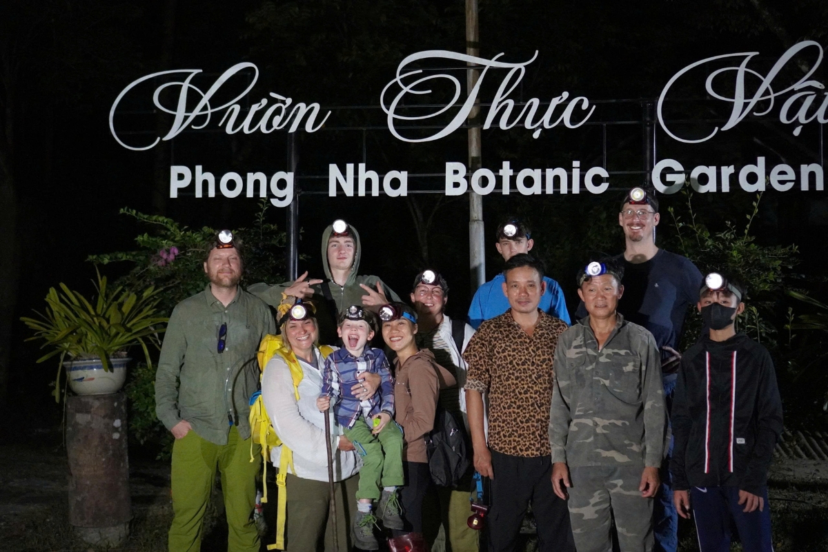 Du khách chuẩn bị tìm hiểu động vật hoang dã về đêm.