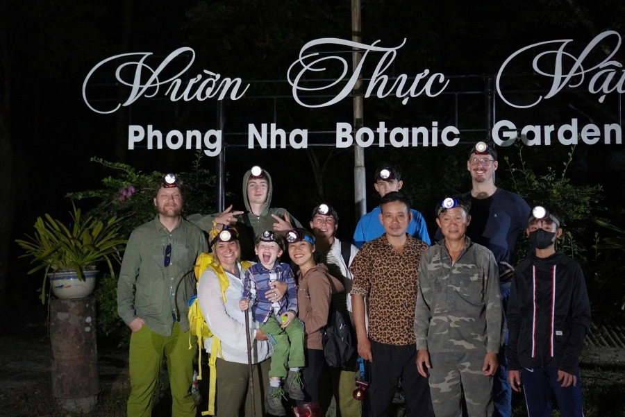 Du khách chuẩn bị tìm hiểu động vật hoang dã về đêm.