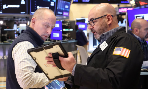 Chứng khoán Mỹ cao kỷ lục dù Chủ tịch Fed bị điều tra, giá dầu tăng vì mối lo về Iran