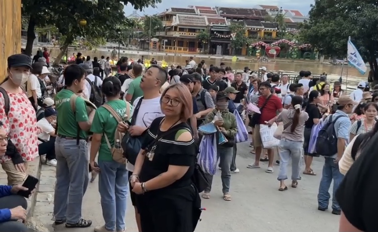 Ngay trong những ngày mưa lũ tháng 11/2025 khách du lịch trong nước và quốc tế vẫn đổ về Hội An.