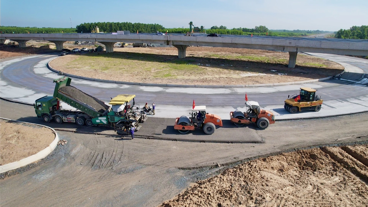 Công nhân thi công trên tuyến đường kết nối tới Cảng HKQT Long Thành. Ảnh: Báo Xây dựng.