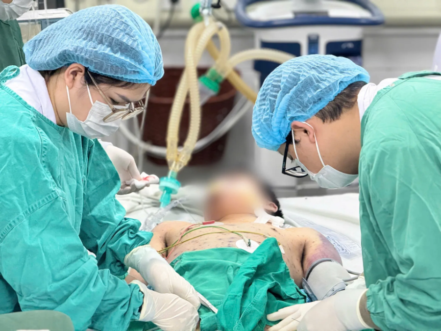 Các bác sĩ BV Bệnh Nhiệt đới Trung ương khám cho bệnh nhân mắc thủy đậu.