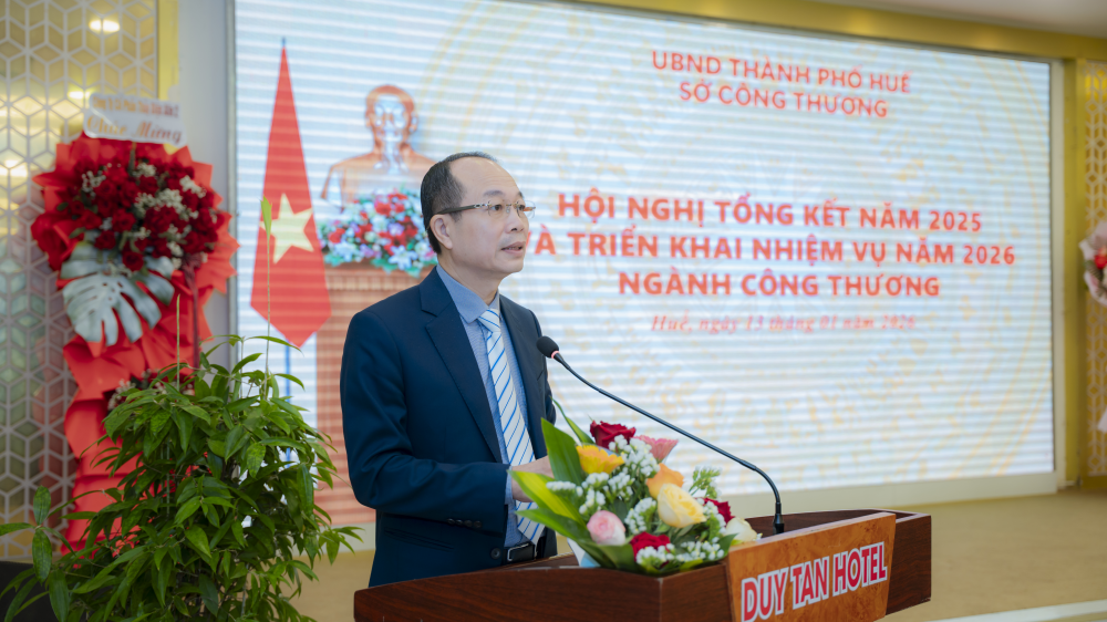 Phó Chủ tịch UBND thành phố Huế Phan Quý Phương phát biểu tại hội nghị.