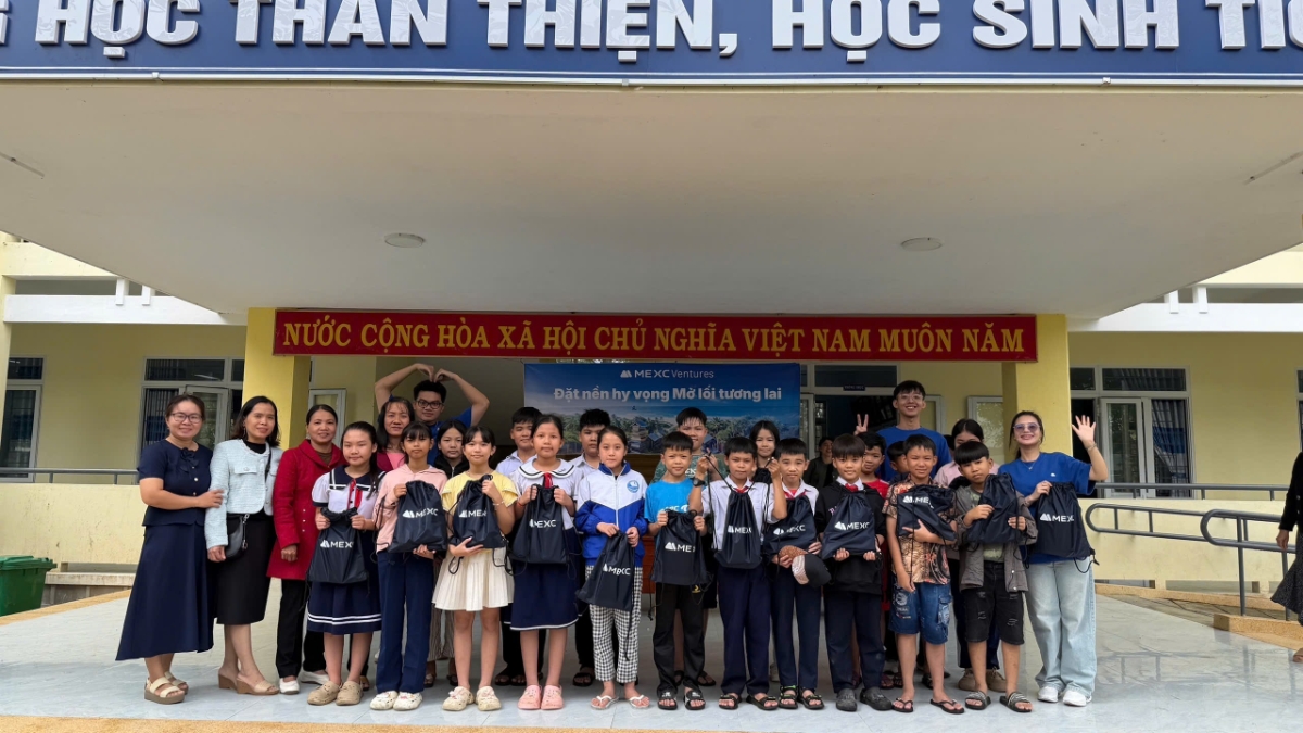 Hoạt động trao tặng trong khuôn khổ dự án “Đặt nền hi vọng - Mở lối tương lai” do MEXC Ventures triển khai.