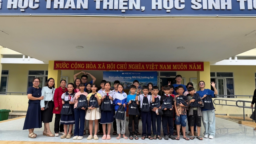 Hoạt động trao tặng trong khuôn khổ dự án “Đặt nền hi vọng - Mở lối tương lai” do MEXC Ventures triển khai.