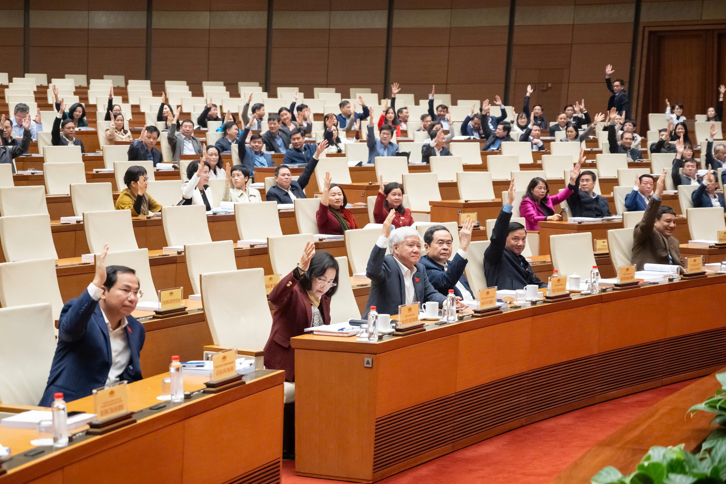 Hội nghị đã biểu quyết, nhất trí 100% thông qua danh sách 122 nhân sự được giới thiệu ứng cử đại biểu Quốc hội hoạt động chuyên trách khóa XVI ở Trung ương. Ảnh: Quốc hội,