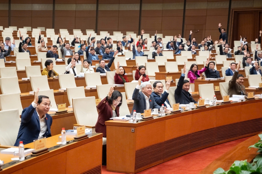 Hội nghị đã biểu quyết, nhất trí 100% thông qua danh sách 122 nhân sự được giới thiệu ứng cử đại biểu Quốc hội hoạt động chuyên trách khóa XVI ở Trung ương.&nbsp;Ảnh: Quốc hội,