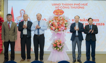 Phó Chủ tịch UBND thành phố Huế Phan Quý Phương tặng hoa chúc mừng Ngành Công thương.