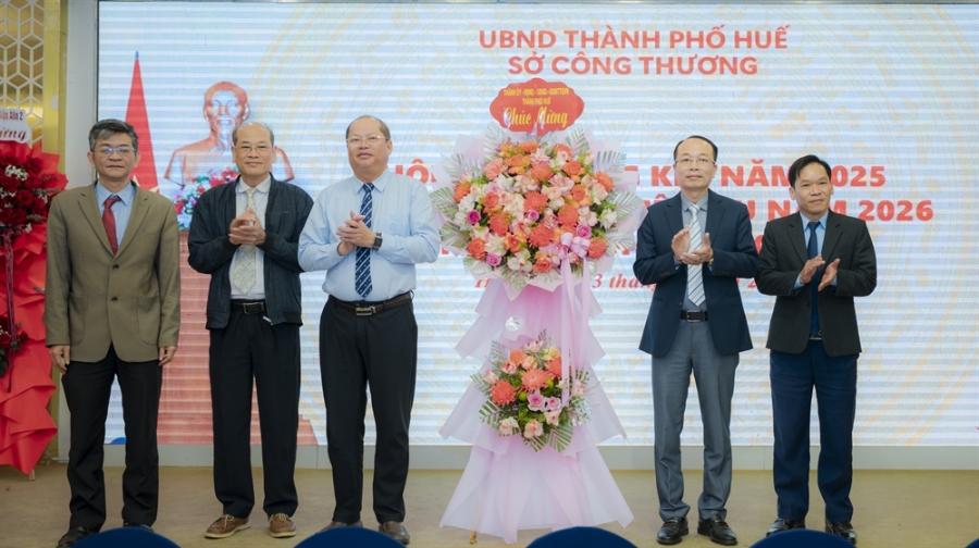 Phó Chủ tịch UBND thành phố Huế Phan Quý Phương tặng hoa chúc mừng Ngành Công thương.