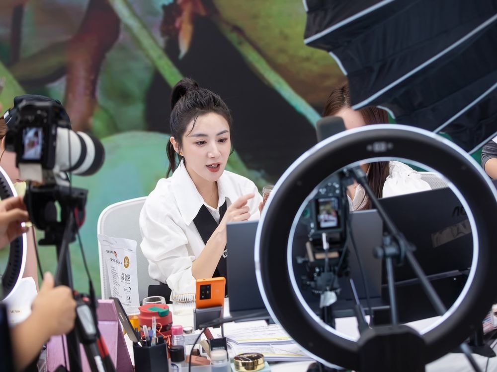 Một người Trung Quốc đang livestream bán hàng. Đây là hoạt động rất phổ biến trên các nền tảng thương mại điện tử ở Trung Quốc