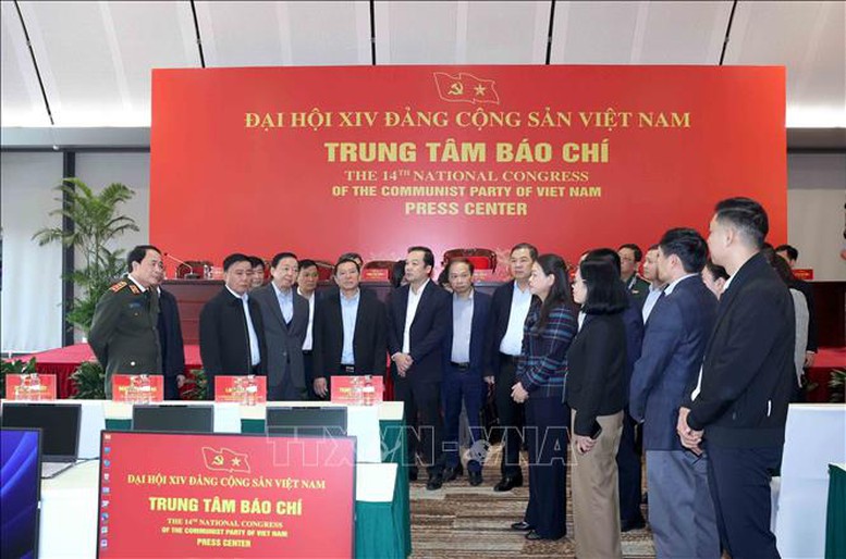 Thường trực Ban Bí thư Trần Cẩm Tú kiểm tra Trung tâm Báo chí Đại hội XIV - Ảnh: TTXVN