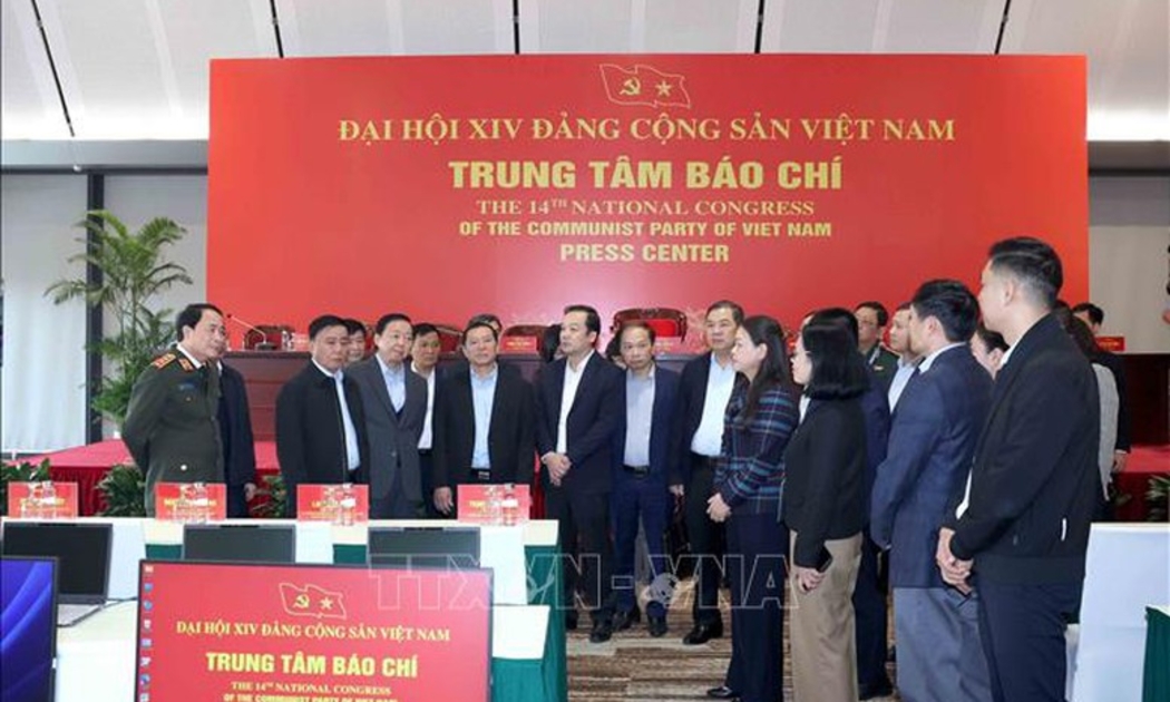 Thường trực Ban Bí thư Trần Cẩm Tú kiểm tra Trung tâm Báo chí Đại hội XIV - Ảnh: TTXVN