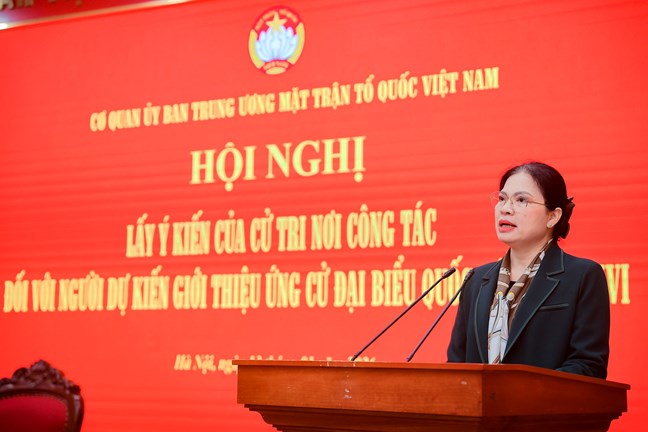 Bà Hà Thị Nga, Ủy viên Trung ương Đảng, Phó Bí thư Thường trực Đảng ủy MTTQ, các đoàn thể Trung ương, Phó Chủ tịch Ủy ban Trung ương MTTQ Việt Nam phát biểu tại Hội nghị. Ảnh: Mặt trận.