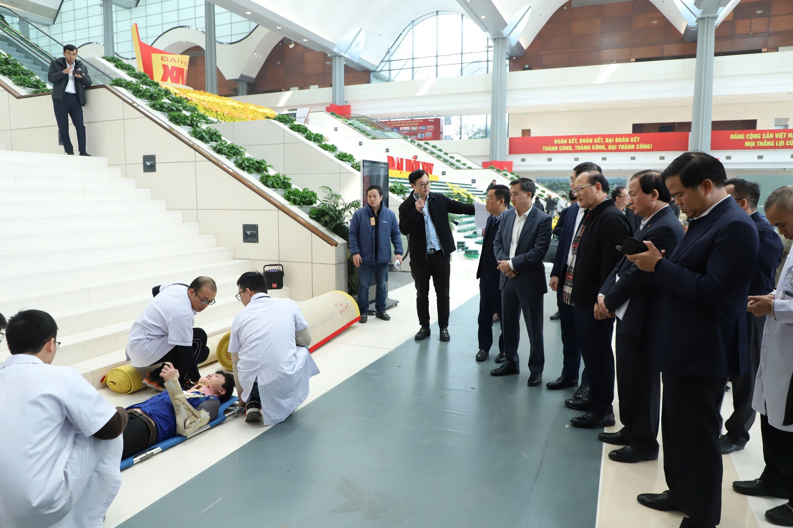 Bộ Y tế tổ chức diễn tập công tác y tế phục vụ Đại hội. Ảnh: Trần Minh. 