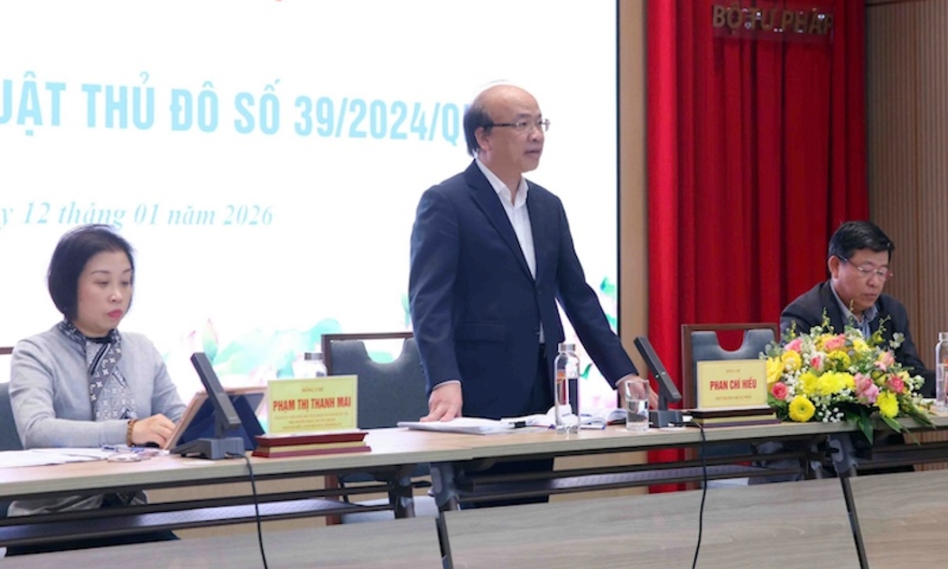 Thứ trưởng Bộ Tư pháp Phan Chí Hiếu, Phó Chủ tịch Thường trực UBND TP Hà Nội Dương Đức Tuấn, Phó Chủ tịch HĐND TP Hà Nội Phạm Thị Thanh Mai - Phó Trưởng đoàn chuyên trách Đoàn đại biểu Quốc hội TP, đồng chủ trì Hội nghị. Ảnh: MOJ.