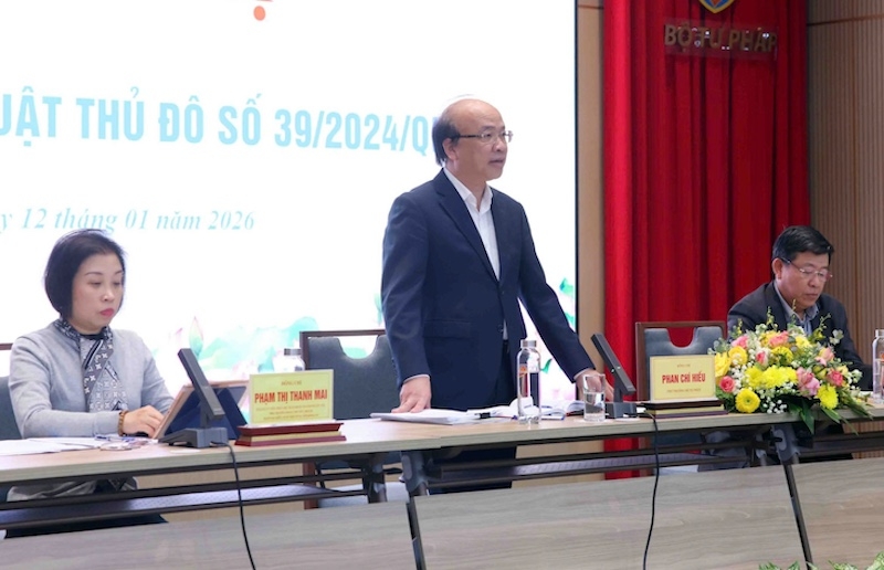 Thứ trưởng Bộ Tư pháp Phan Chí Hiếu, Phó Chủ tịch Thường trực UBND TP Hà Nội Dương Đức Tuấn, Phó Chủ tịch HĐND TP Hà Nội Phạm Thị Thanh Mai - Phó Trưởng đoàn chuyên trách Đoàn đại biểu Quốc hội TP, đồng chủ trì Hội nghị. Ảnh: MOJ.