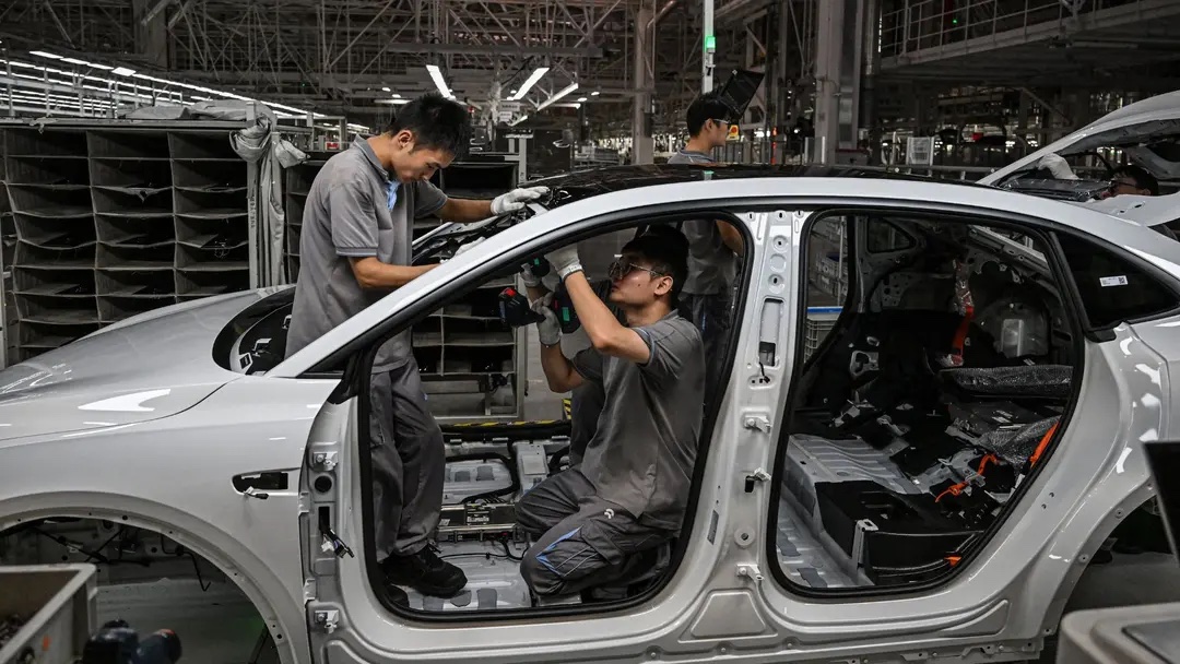 <i>EU cho biết họ cũng sẽ xem xét kế hoạch đầu tư của các nhà sản xuất ô tô Trung Quốc trong khối khi đánh giá các cam kết về giá. Các quan chức cho rằng cách tiếp cận này là một cách để cân bằng việc thực thi thương mại với hợp tác công nghiệp lâu dài. Ảnh: Getty.</i>