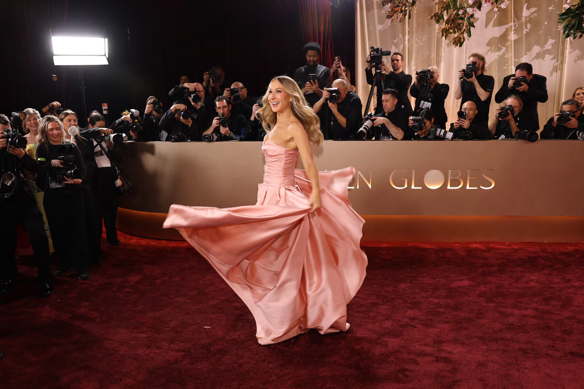 Đối với các nhà mốt xa xỉ, một lần xuất hiện thành công trên thảm đỏ có thể mang lại giá trị truyền thông tương đương chiến dịch quảng cáo truyền thống. 