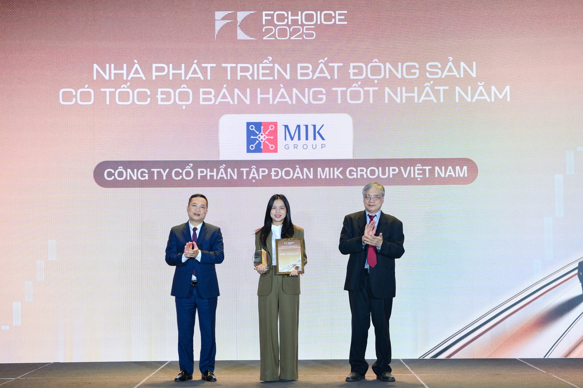 Đại diện MIK Group nhận giải thưởng “Nhà phát triển bất động sản có tốc độ bán hàng tốt nhất năm”.