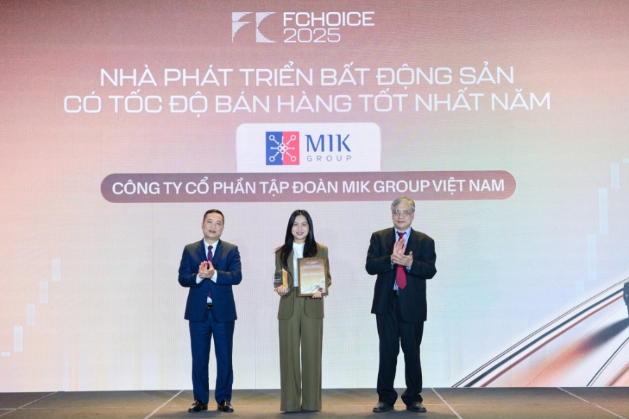 Đại diện MIK Group nhận giải thưởng “Nhà phát triển bất động sản có tốc độ bán hàng tốt nhất năm”.