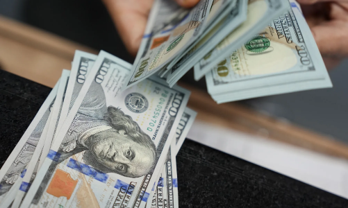 Đồng USD trượt dốc với lo ngại về sự độc lập của Fed