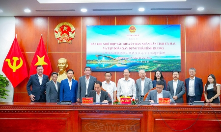 Lãnh đạo UBND tỉnh Cà Mau và Tổng Giám đốc Tập đoàn Xây dựng Thái Bình Dương Hồ Tổ Thành ký kết biên bản thoả thuận hợp tác. Ảnh: Báo Cà Mau