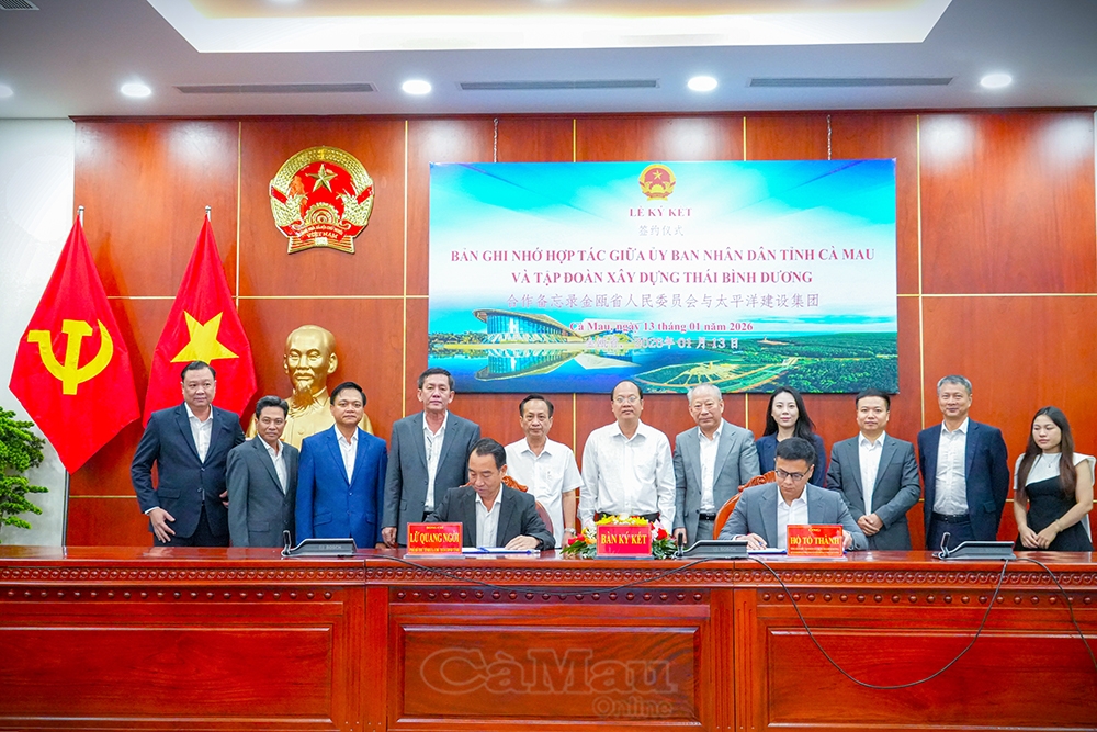 Lãnh đạo UBND tỉnh Cà Mau và Tổng Giám đốc Tập đoàn Xây dựng Thái Bình Dương Hồ Tổ Thành ký kết biên bản thoả thuận hợp tác. Ảnh: Báo Cà Mau