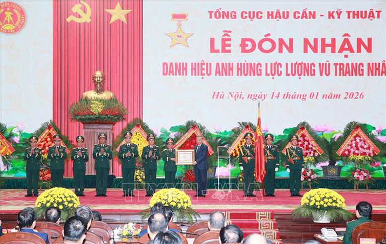 Tổng Bí thư Tô Lâm trao Danh hiệu Anh hùng LLVT nhân dân cho Tổng cục Hậu cần - Kỹ thuật - Ảnh: TTXVN