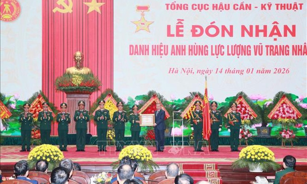 Tổng Bí thư Tô Lâm trao Danh hiệu Anh hùng LLVT nhân dân cho Tổng cục Hậu cần - Kỹ thuật - Ảnh: TTXVN