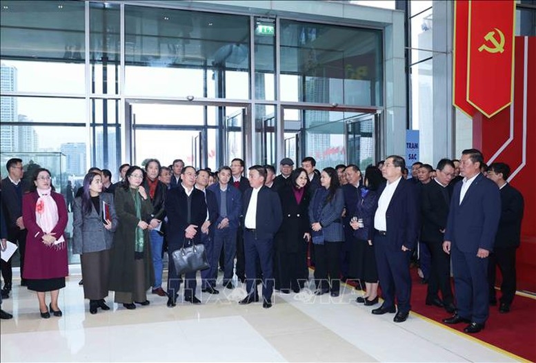 Ủy viên Bộ Chính trị, Thường trực Ban Bí thư Trần Cẩm Tú cùng đoàn công tác đến kiểm tra công tác chuẩn bị Đại hội XIV của Đảng tại Trung tâm Hội nghị quốc gia. Ảnh: TTXVN