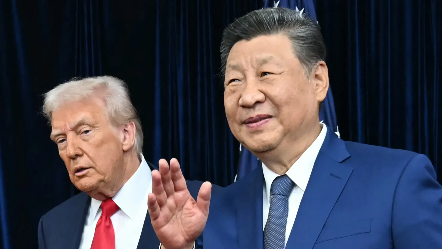 Tổng thống Mỹ Donald Trump (trái) và Chủ tịch Trung Quốc Tập Cận Bình tới hội đàm tại căn cứ không quân Gimhae, nằm cạnh Sân bay Quốc tế Gimhae ở Busan, Hàn Quốc ngày 30/10/2025 - Ảnh: Getty Images