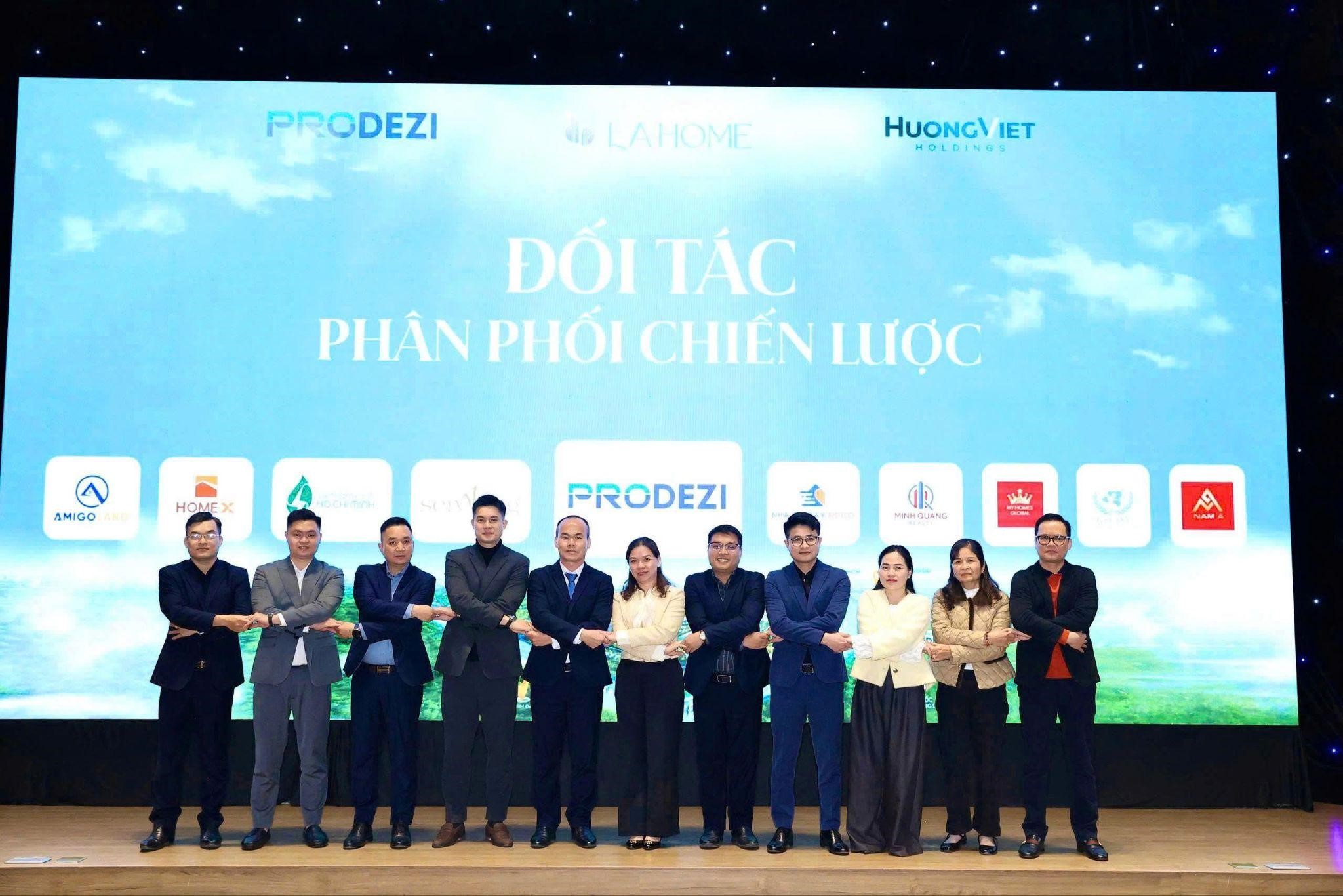 Sự kiện cũng diễn ra lễ ký kết hợp tác và trao chứng nhận cho các đại lý chiến lược miền Bắc.