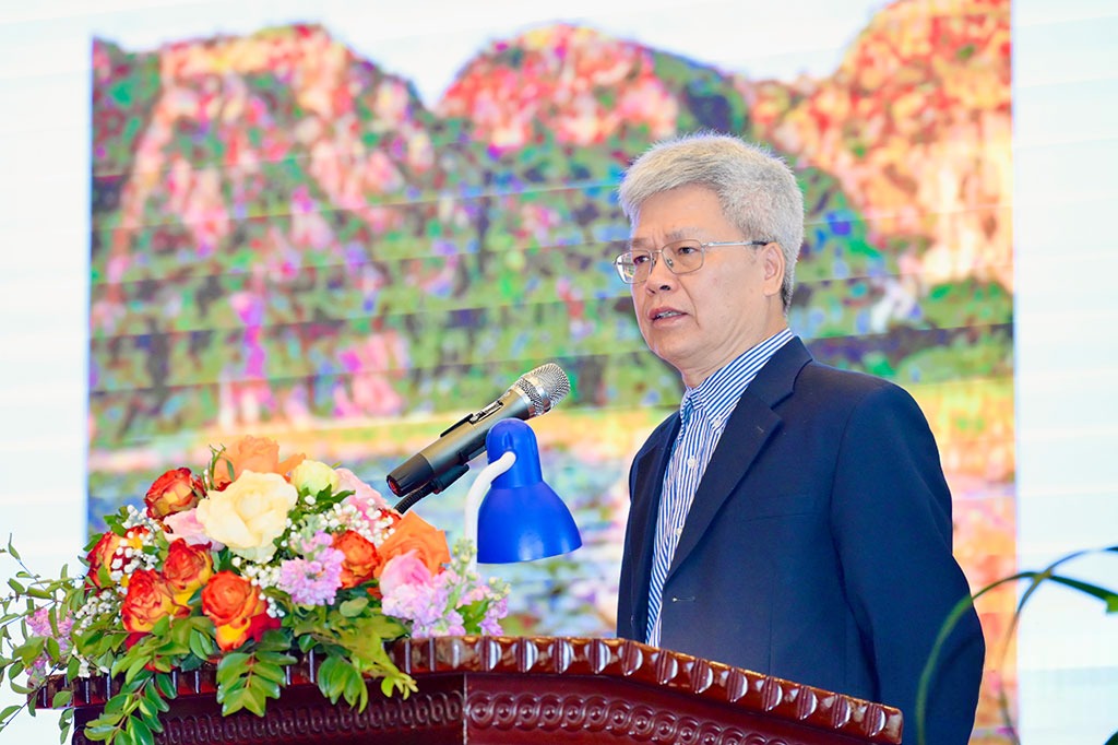 PGS. TS Trần Tân Văn, nguyên Viện trưởng Viện Khoa học Địa chất và Khoáng sản báo cáo phát biểu đề dẫn Hội Thảo. Ảnh: Báo Ninh Bình