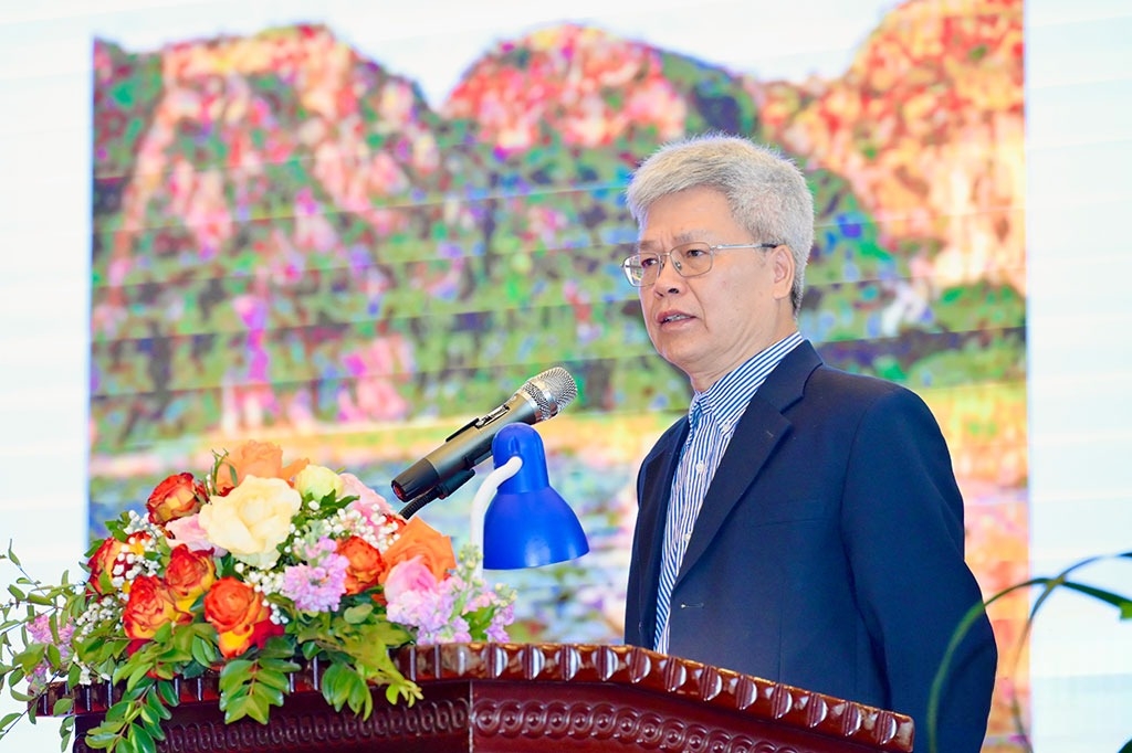 PGS. TS Trần Tân Văn, nguyên Viện trưởng Viện Khoa học Địa chất và Khoáng sản báo cáo phát biểu đề dẫn Hội Thảo. Ảnh: Báo Ninh Bình