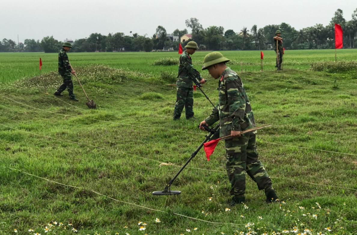 Lực lượng quân đội rà phá bom mìn 