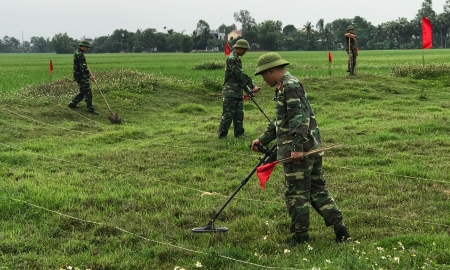 Lực lượng quân đội rà phá bom mìn