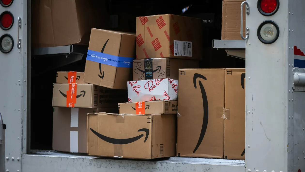 Các gói hàng trong thùng xe tải, được giao bởi Dịch vụ Bưu điện Hoa Kỳ (USPS)