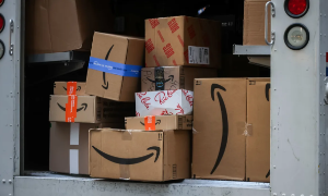 Các gói hàng trong thùng xe tải, được giao bởi Dịch vụ Bưu điện Hoa Kỳ (USPS)